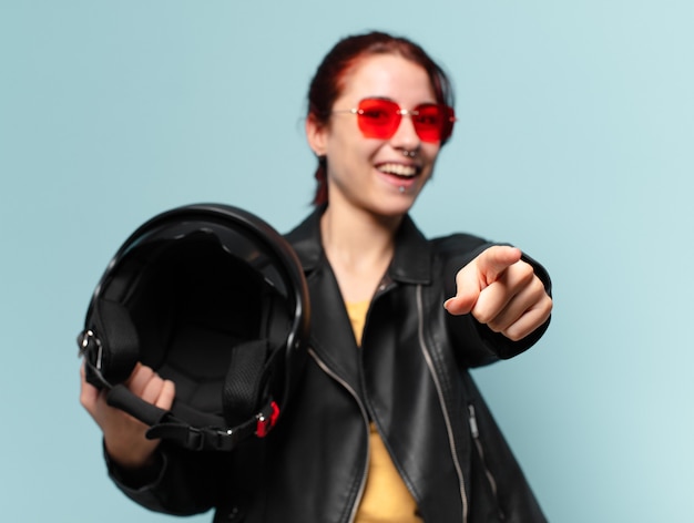 Tty mujer motociclista con casco de seguridad