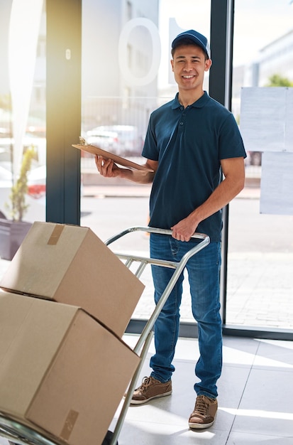 Tu envío ha llegado Retrato de un mensajero haciendo una entrega en una oficina