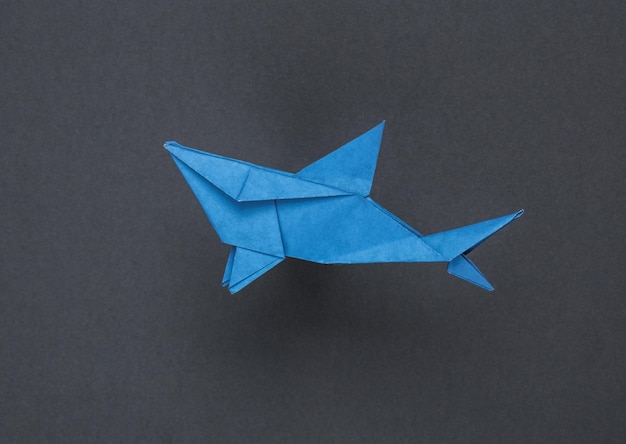 Tubarão origami em fundo cinzento