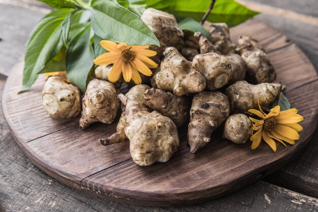 Tubérculos de alcachofra de Jerusalém. Raízes recém colhidas de Helianthus tuberosus, também conhecidas como sunroot, sunchoke, earth apple, topinambur ou lambchoke. Usado como um vegetal de raiz.