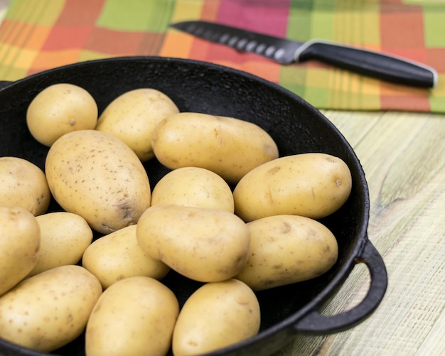 Tubérculos de batata em uma frigideira de castiron