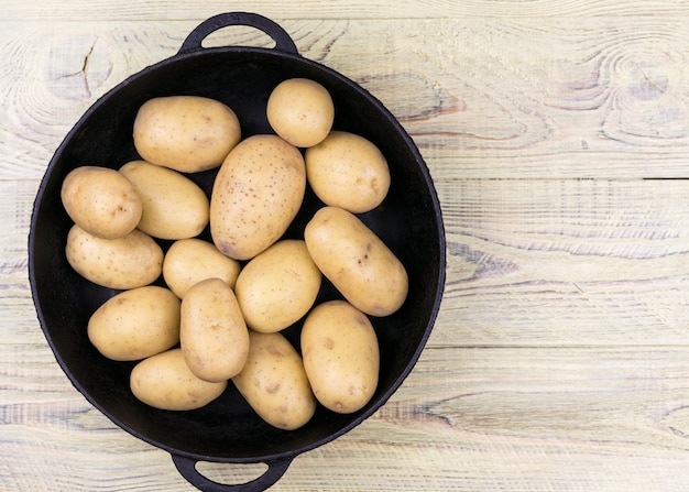 Tubérculos de patata en una sartén de hierro fundido