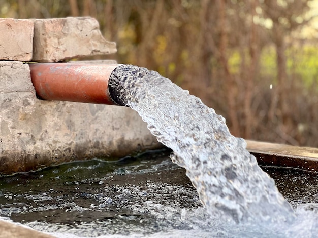 Una tubería de agua con agua saliendo de ella