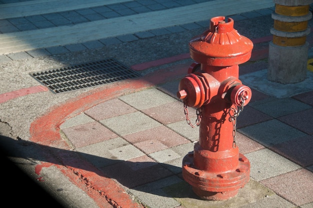 Foto tubería de agua de bombero rojo en la ciudad