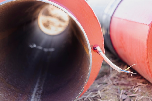 Tubería aislada Grandes tuberías de metal con una funda de plástico en un sitio de construcción Tubería moderna para suministrar agua caliente y calefacción a una zona residencial Primer plano