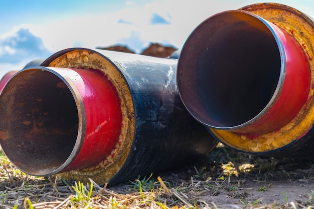 Tubería aislada Grandes tuberías de metal con una funda de plástico en un sitio de construcción Tubería moderna para suministrar agua caliente y calefacción a una zona residencial Primer plano