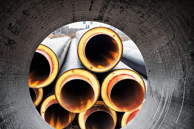 Tubería aislada Grandes tuberías de metal con una funda de plástico en un sitio de construcción Tubería moderna para suministrar agua caliente y calefacción a una zona residencial Primer plano
