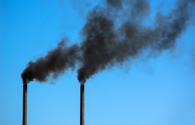 Tubería de emisión de humo negro. Contaminación del medio ambiente.