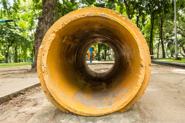 Una tubería de hormigón amarilla como túnel de un patio de recreo en el parque Lumpini en Bangkok, Tailandia