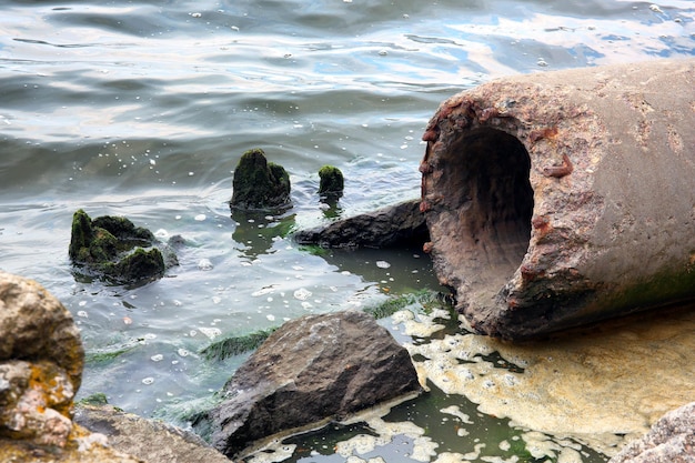 Tubería de hormigón en la costa del río