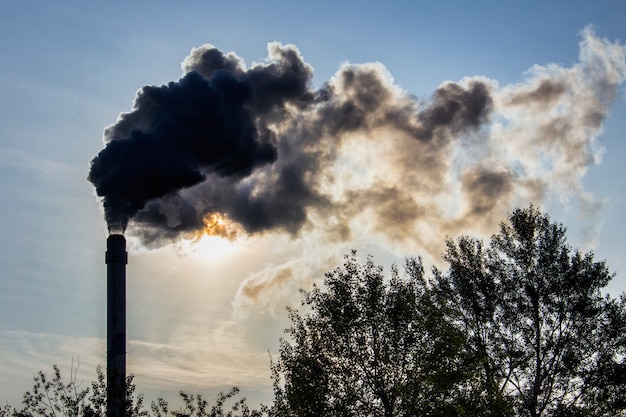 Foto tubería industrial y humo de fábrica de producción pesada