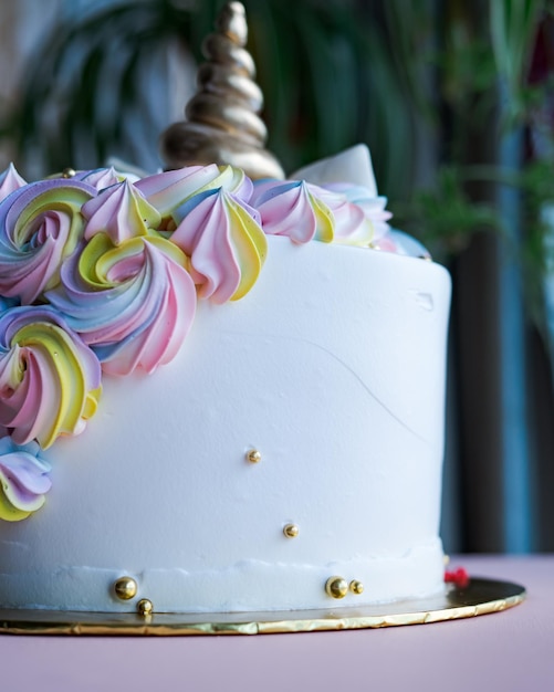Foto la tubería del pastel y la decoración para crear un increíble pastel de cumpleaños floral colorido y en flor