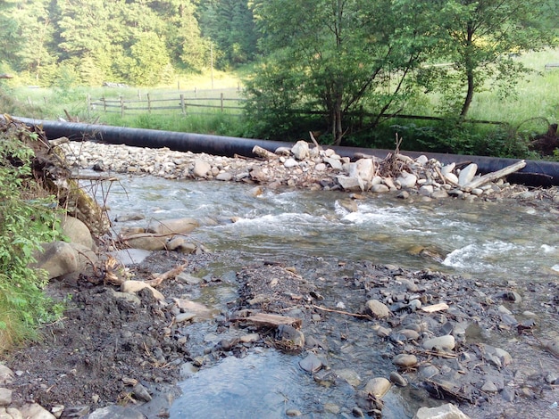 Tubería y río de montaña