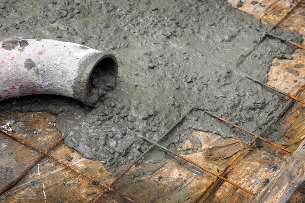 Tuberías de acero para entregar cemento en la barra de refuerzo en la construcción del piso.