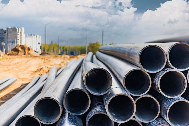 Las tuberías de agua para el suministro de agua potable se encuentran en el sitio de construcción Preparación para movimientos de tierra para colocar una tubería subterránea Sistemas modernos de suministro de agua para una ciudad residencial