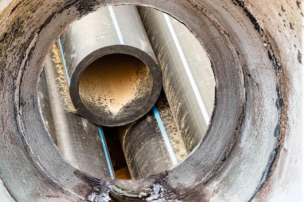 Las tuberías de agua para el suministro de agua potable se encuentran en el sitio de construcción Preparación para movimientos de tierra para colocar una tubería subterránea Sistemas modernos de suministro de agua para una ciudad residencial