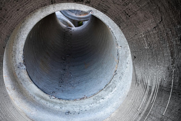 Las tuberías de agua para el suministro de agua potable se encuentran en el sitio de construcción Preparación para movimientos de tierra para colocar una tubería subterránea Sistemas modernos de suministro de agua para una ciudad residencial