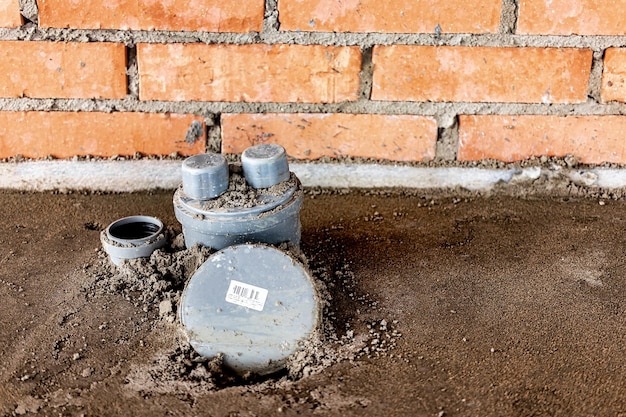 Tuberías de alcantarillado en el sótano de la casa Sistema de tuberías sanitarias grises en la casa antigua