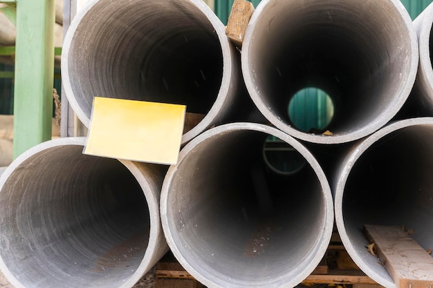 Tuberías de cemento de asbesto en el lugar del taller de construcción tuberías de drenaje tuberías de asbesto para drenar agua