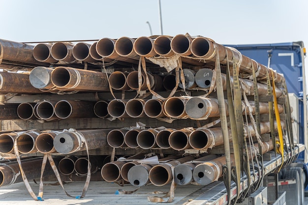 Tuberías de construcción en la parte trasera del camión para la entrega