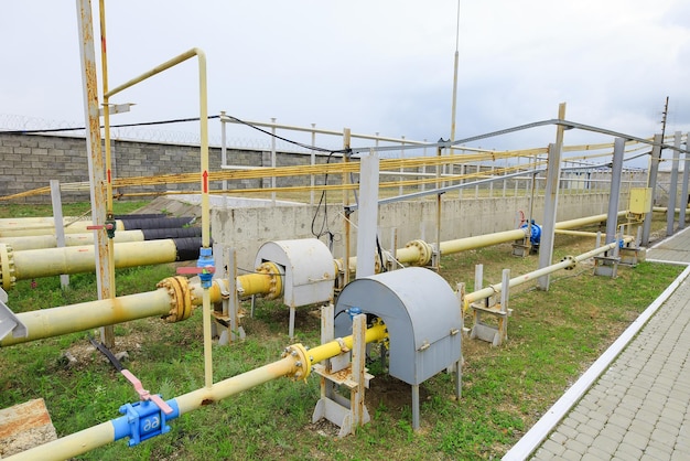 Tuberías de gas en el centro de distribución sin gente