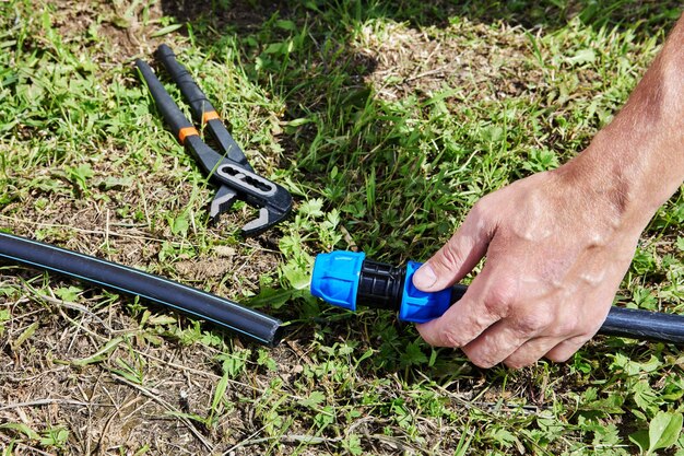 Las tuberías de plástico de suministro de agua de riego están conectadas por acoplamiento de accesorios de compresión