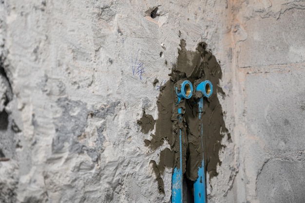 Tuberías de PVC de agua incrustadas con cemento de yeso en la pared del baño