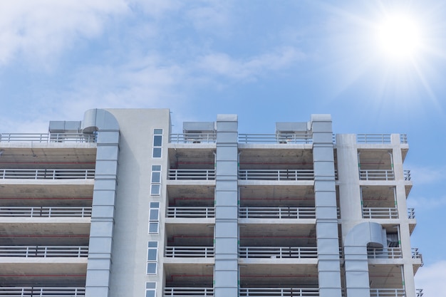 Tubo de aire para refrigeración y ventilación de calor en el exterior del edificio del aparcamiento