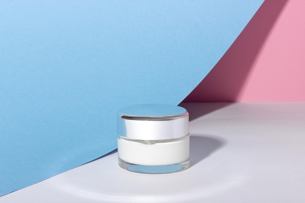 Foto tubo blanco de productos cosméticos envase de plástico para mascarilla de loción crema el concepto de cosmetología orgánica respetuosa con el medio ambiente