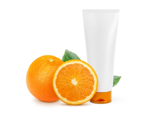 Tubo de botella cosmética en blanco de loción de crema para la cara del cuerpo o la fruta de naranja de la mano Cosméticos conceptuales con vitamina C