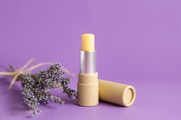 Tubo cosmético de papel kraft natural Mockup Lavender Cosmetics Abra o pacote de bálsamo labial em fundo violeta lavanda