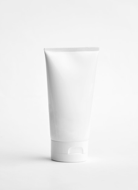 Tubo cosmético em branco isolado Tubo cosmético em branco