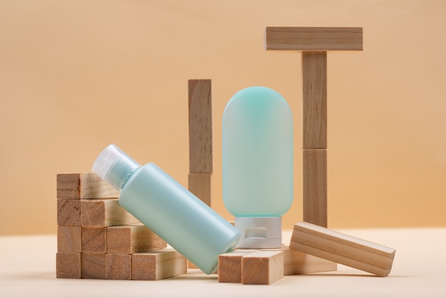 Tubo cosmético vacío con podios geométricos de madera