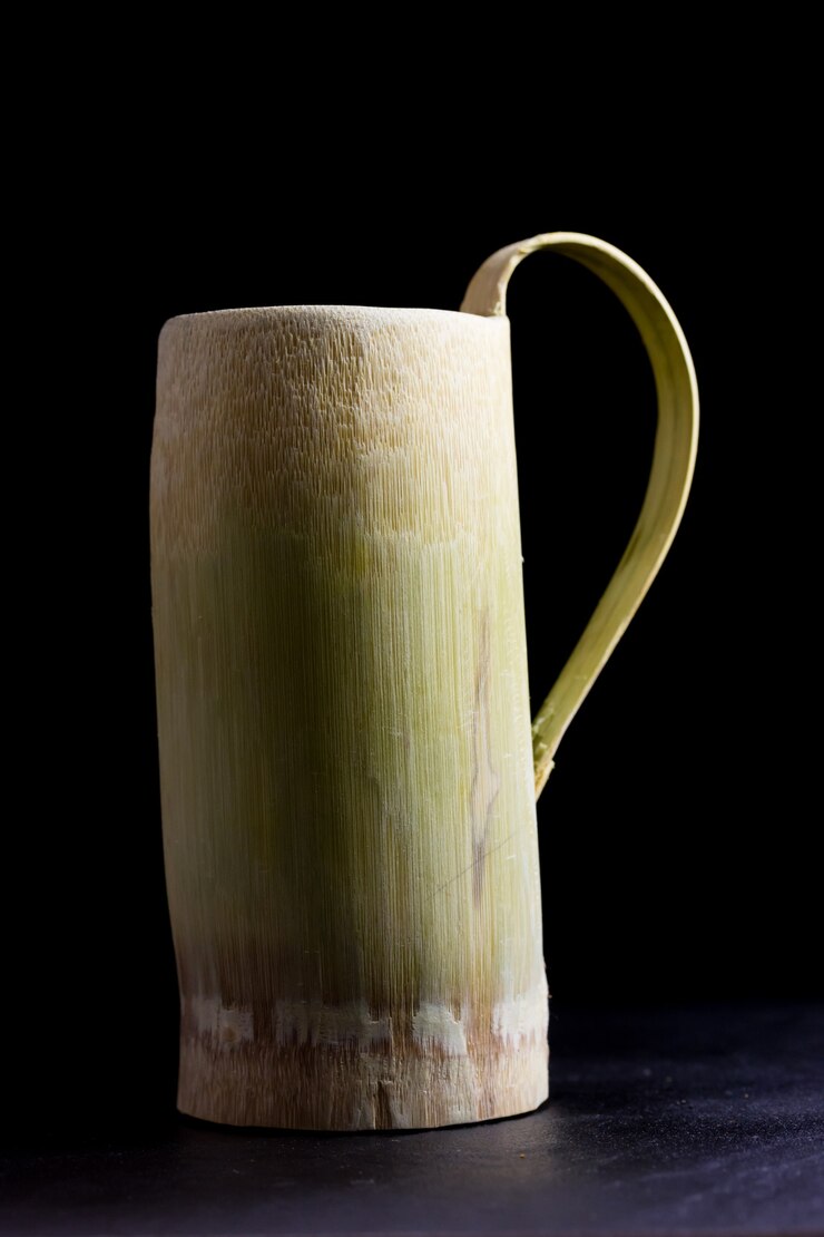 Foto tubo de bambu para água isolado em fundo preto