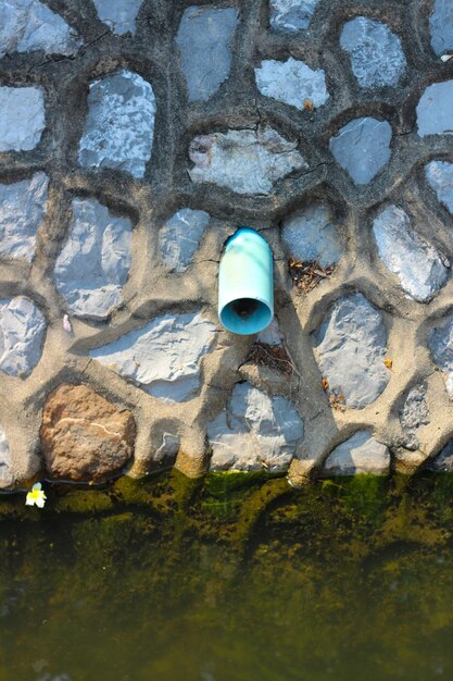 Tubo de drenagem em parede de pedra