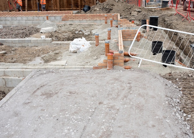 Foto tubo de drenagem interno instalado durante a construção de uma nova casa semi-destacada residencial