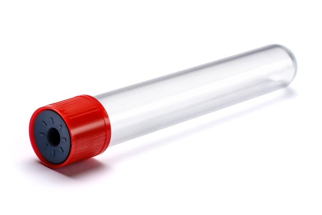 Tubo de ensaio com plug vermelho isolado no branco.