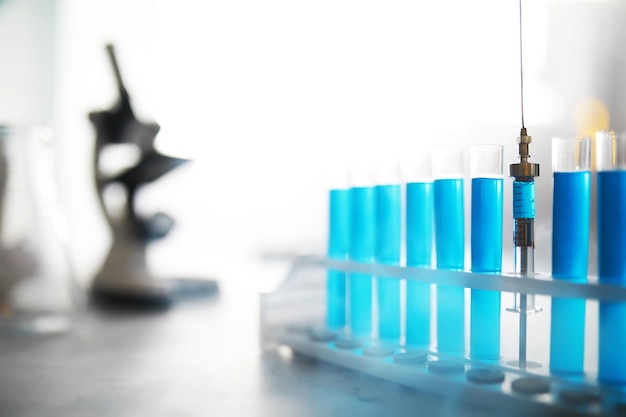 Tubo de ensaio de vidro transborda nova solução líquida de potássio azul realiza uma reação de análise leva várias versões de reagentes usando fabricação de produtos químicos farmacêuticos contra o câncer.