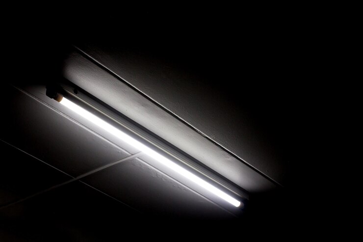 Foto tubo de luz fluorescente na parede