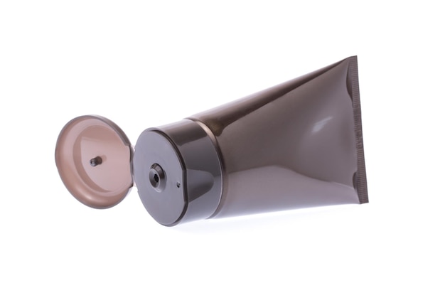 Tubo de plástico preto cosmético isolado no fundo branco.