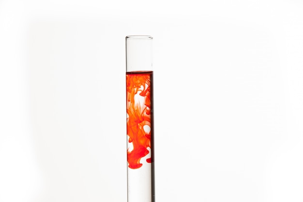 Foto tubo de teste de água com tinta laranja