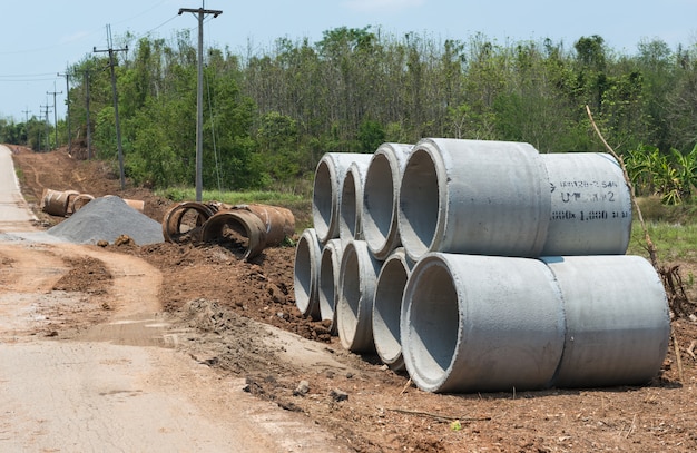 Tubo de drenaje de concreto en un sitio de construcción