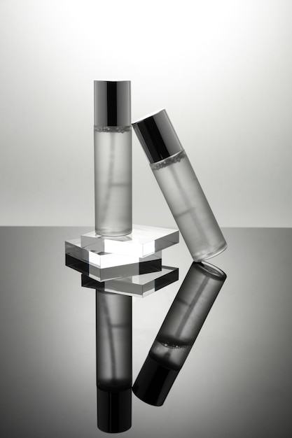 Tubo e bot de maquete do produto Frascos transparentes de perfume com tampa preta e base quadrada prateada