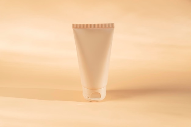 Tubo de embalaje en colores pastel beige en blanco para spa de belleza cuidado de la piel médica y maqueta de diseño de producto de embalaje de crema de botella de loción cosmética