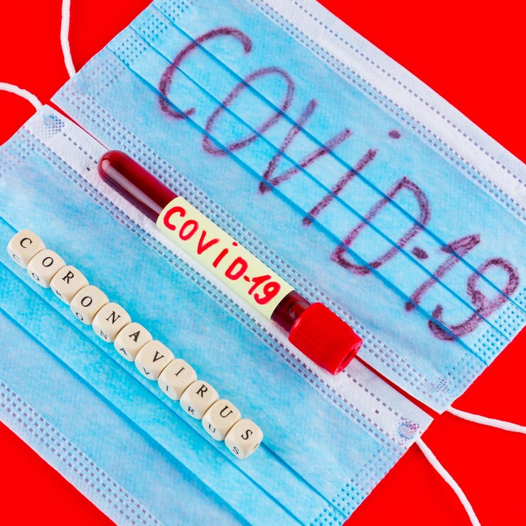 Foto tubo de ensayo de coronavirus covid-19 con sangre identificada por el coronavirus covid-19 en fondo rojo