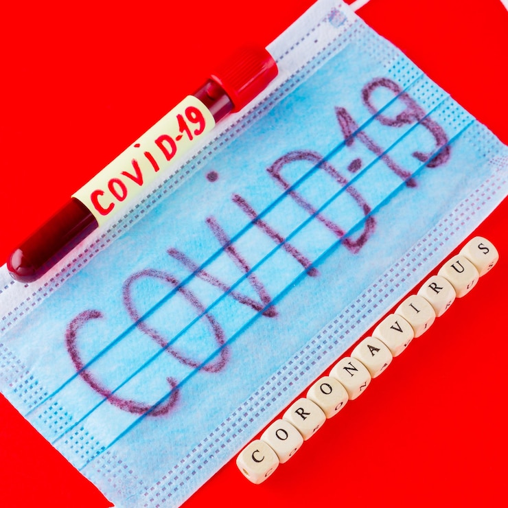 Foto tubo de ensayo de coronavirus covid-19 con sangre identificada por el coronavirus covid-19 en fondo rojo