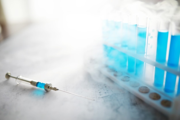 Tubo de ensayo de vidrio desborda nueva solución líquida azul de potasio realiza un análisis de reacción toma varias versiones de reactivos utilizando productos químicos farmacéuticos para la fabricación de cáncer.