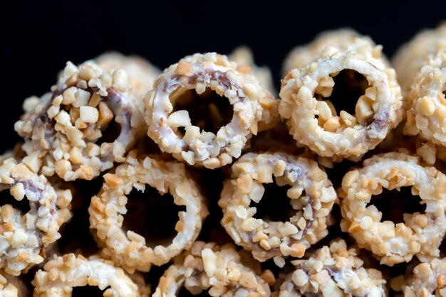 Tubo de gofre con relleno de chocolate y cacahuetes triturados