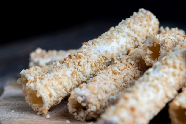 Tubo de gofre con relleno de chocolate y cacahuetes triturados