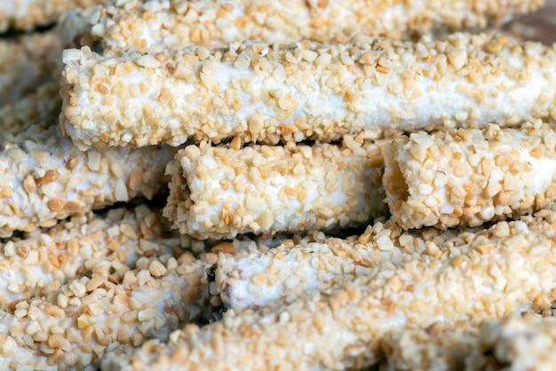 Tubo de gofre con relleno de chocolate y cacahuetes triturados